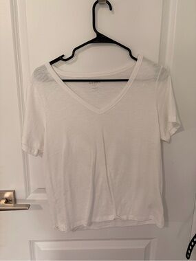 Old Navy White V-Neck Short Sleeve Tee